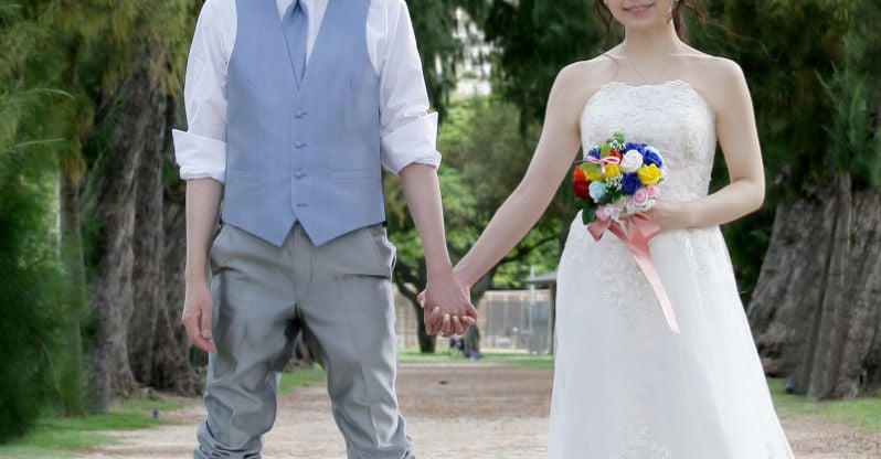 結婚式をあげるカップルのイメージ